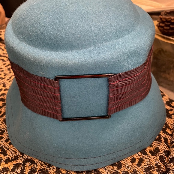 Women’s peacock and black buckle with ribbon hat
Please no bundles - Picture 1 of 1